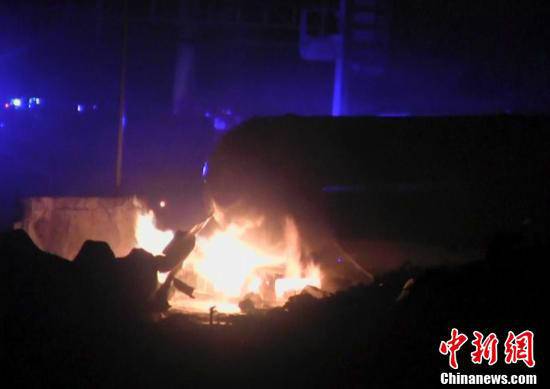 火災(zāi)現(xiàn)場，可以看到一個儲氣罐正在熊熊燃燒。
